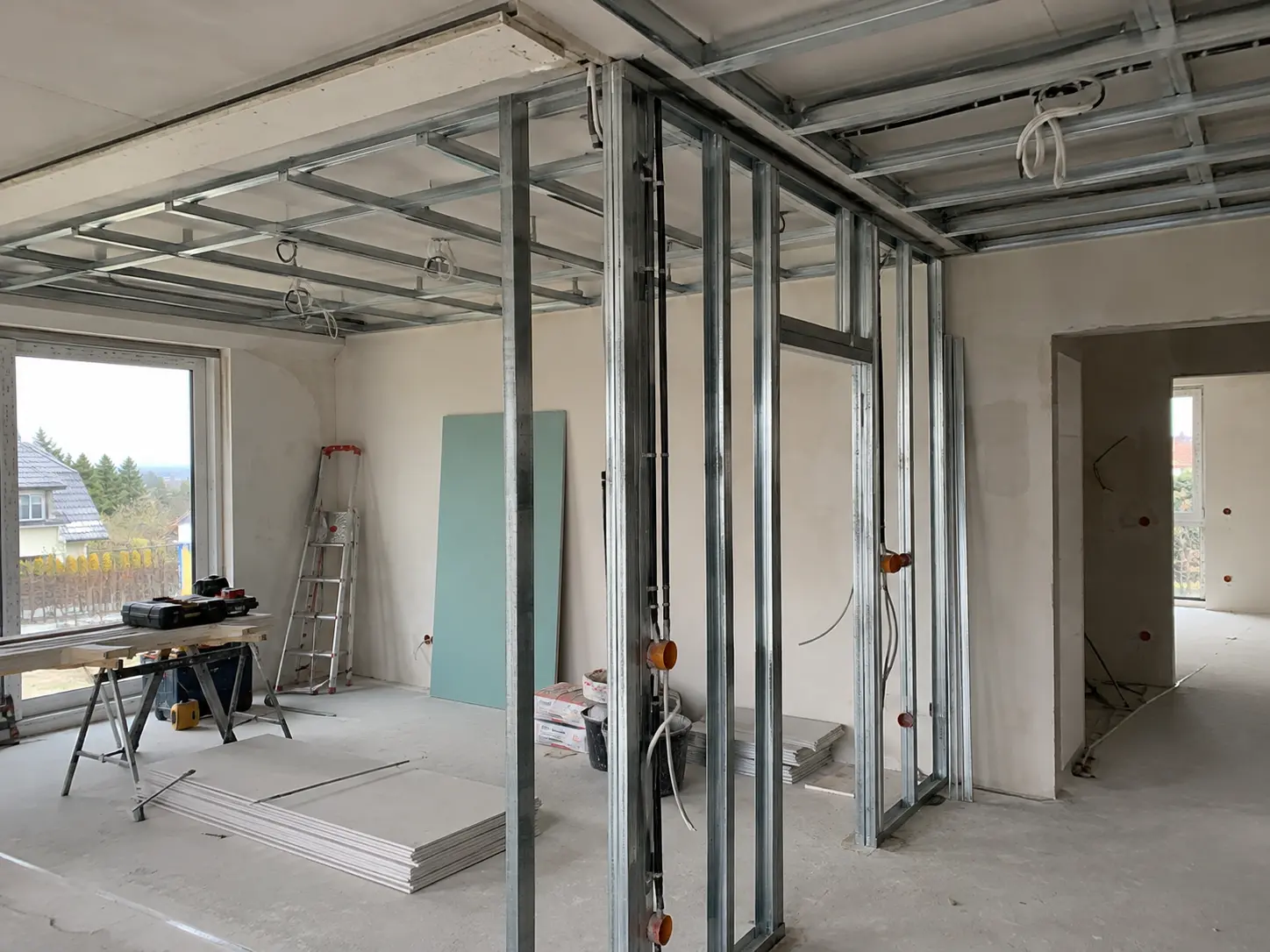 Metalowa konstrukcja ścianek i sufitu przygotowana pod montaż płyt gipsowo-kartonowych