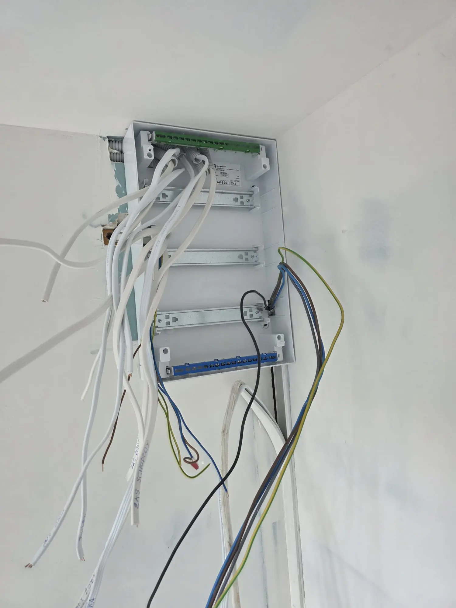 Przewody przygotowane do podłączenia w rozdzielnicy elektrycznej