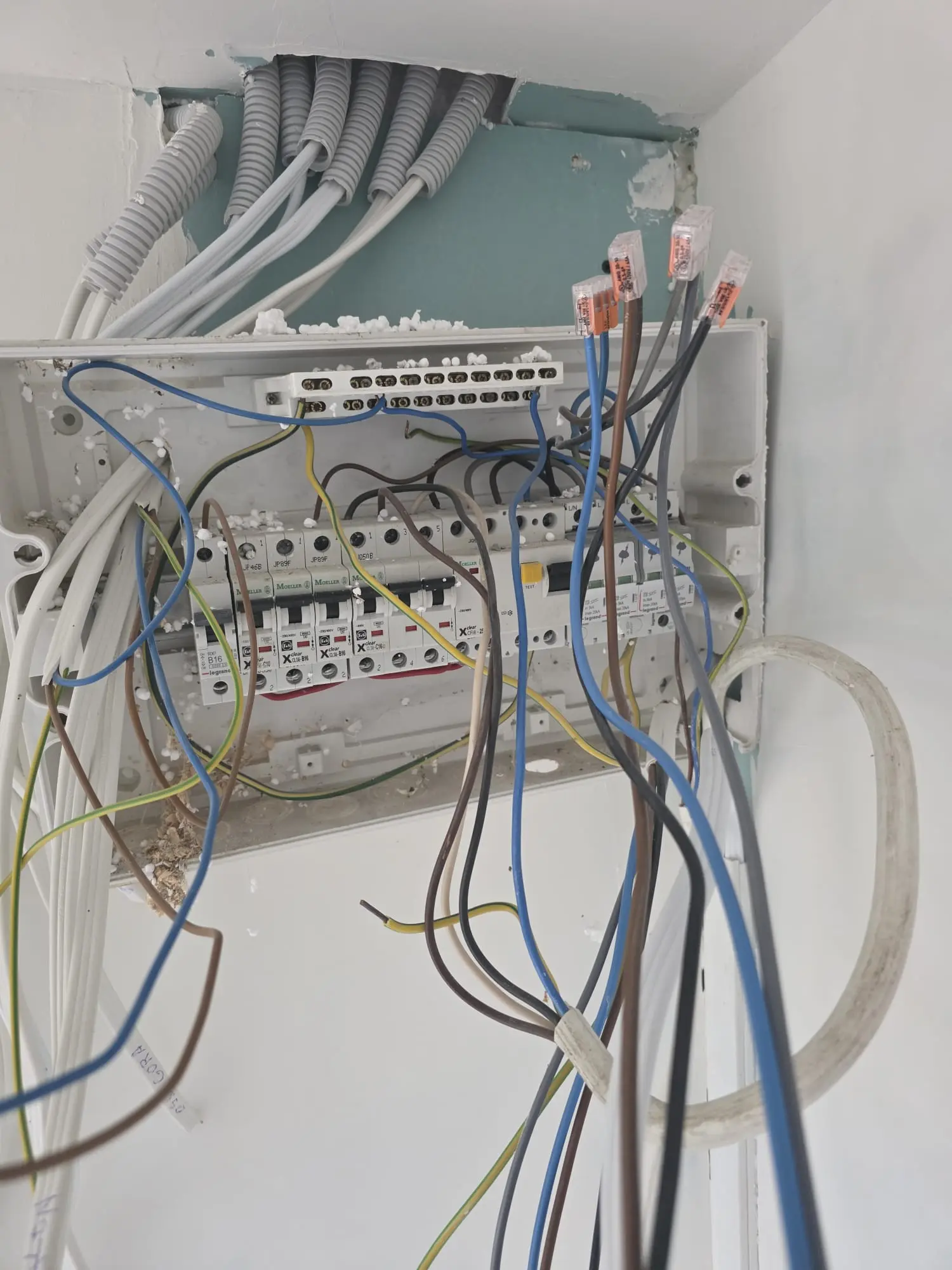 Przewody elektryczne doprowadzone do rozdzielnicy w ścianie
