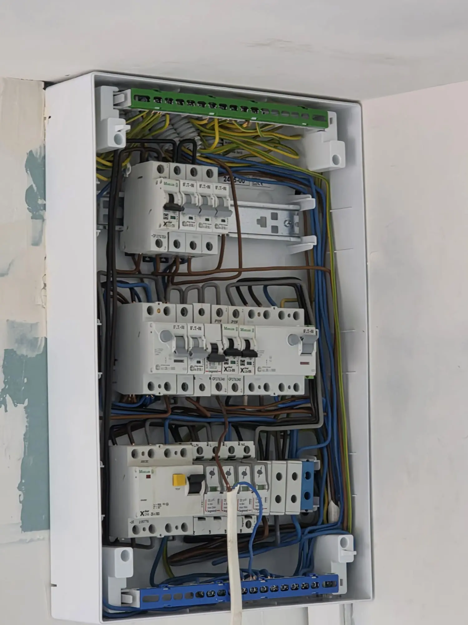 Otwarta rozdzielnica elektryczna z aparaturą i przewodami