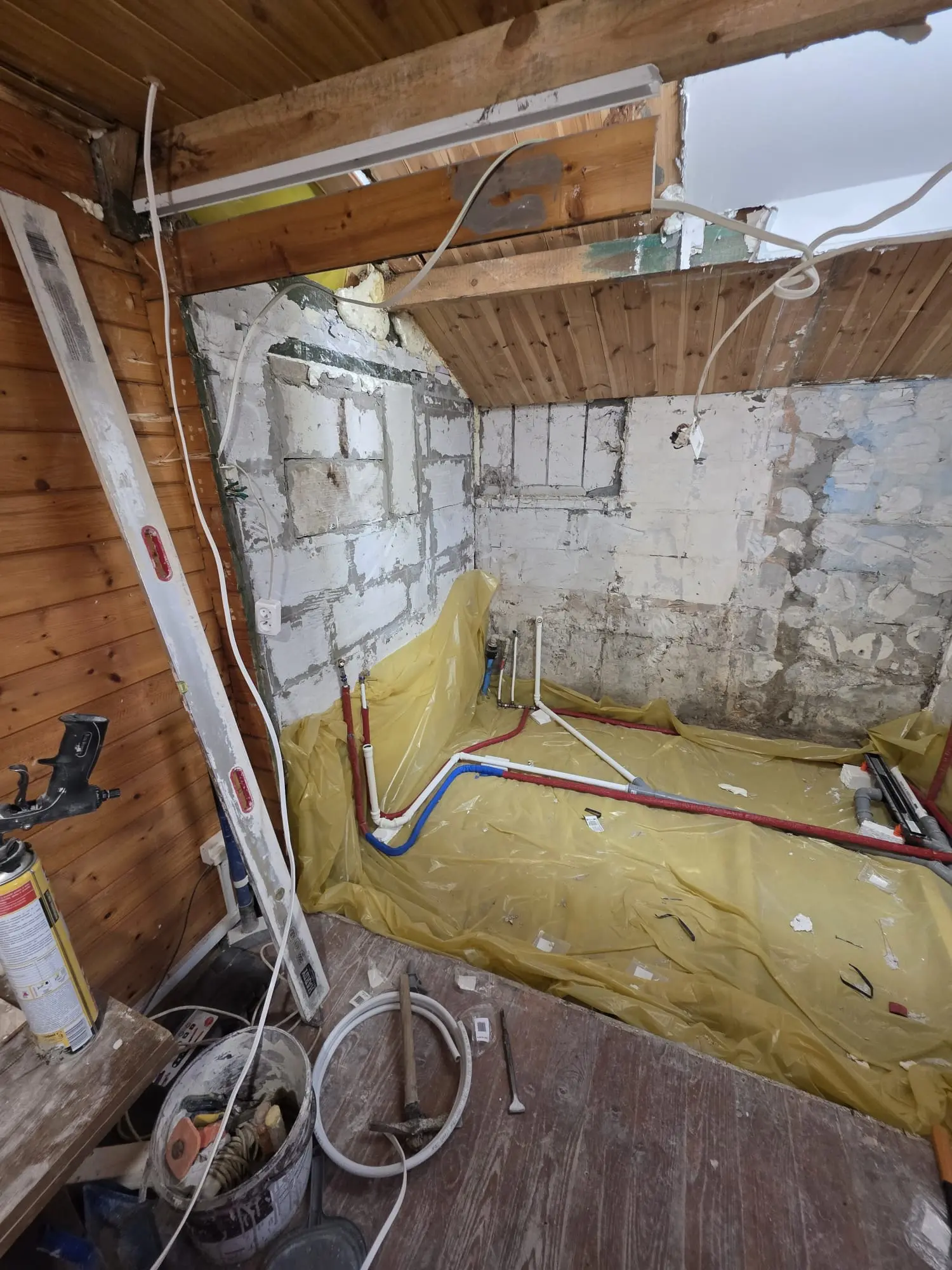 Remontowana łazienka z odsłoniętymi instalacjami i przygotowaną podłogą