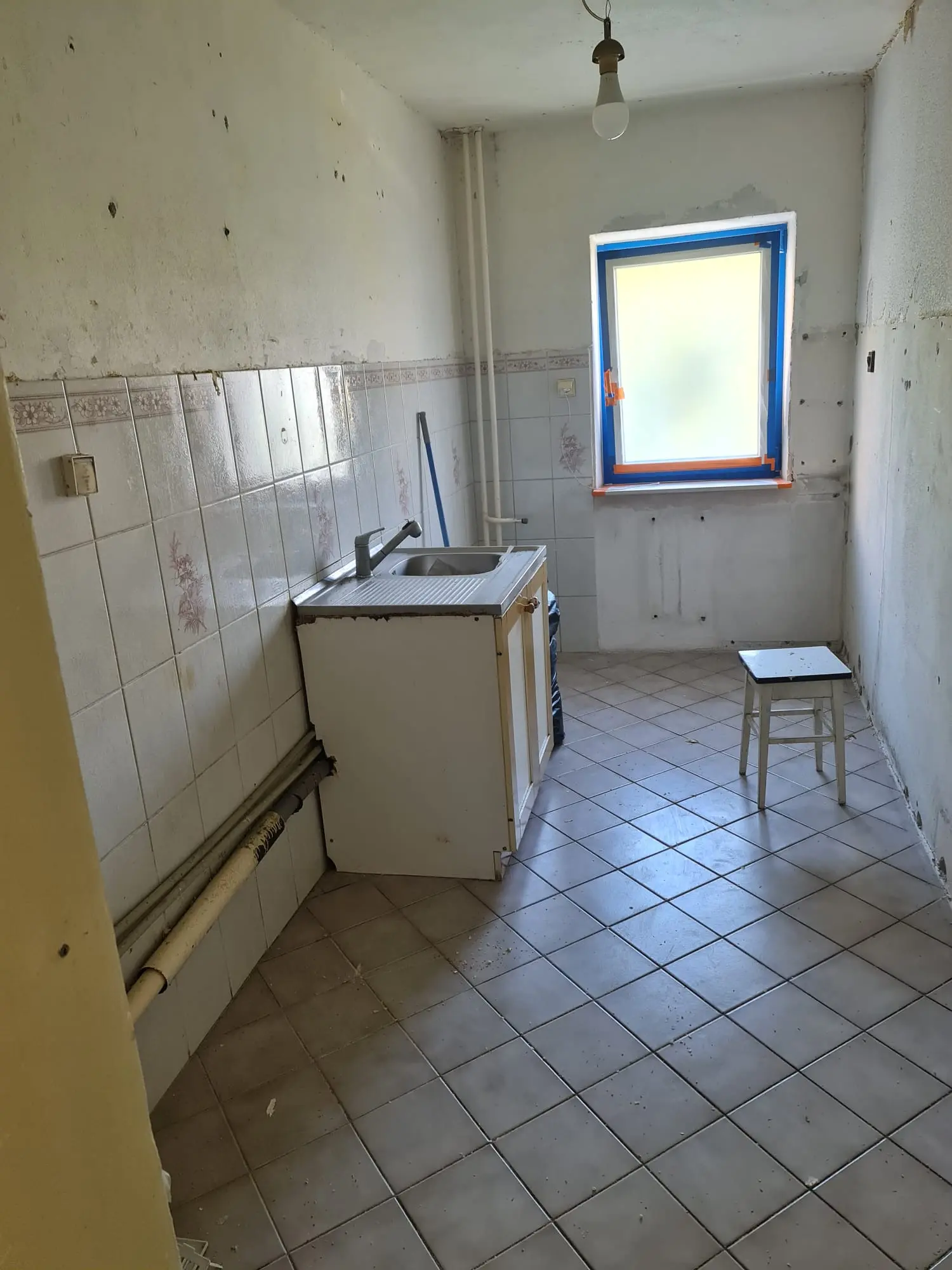 Kuchnia przed modernizacją z istniejącą zabudową i okładziną ścienną