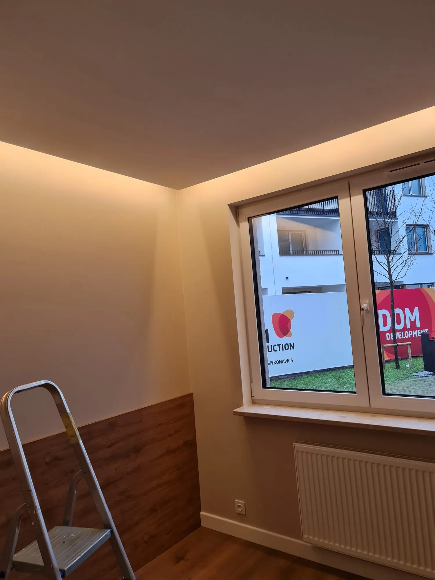 Gotowe jasne ściany i sufit z oświetleniem LED